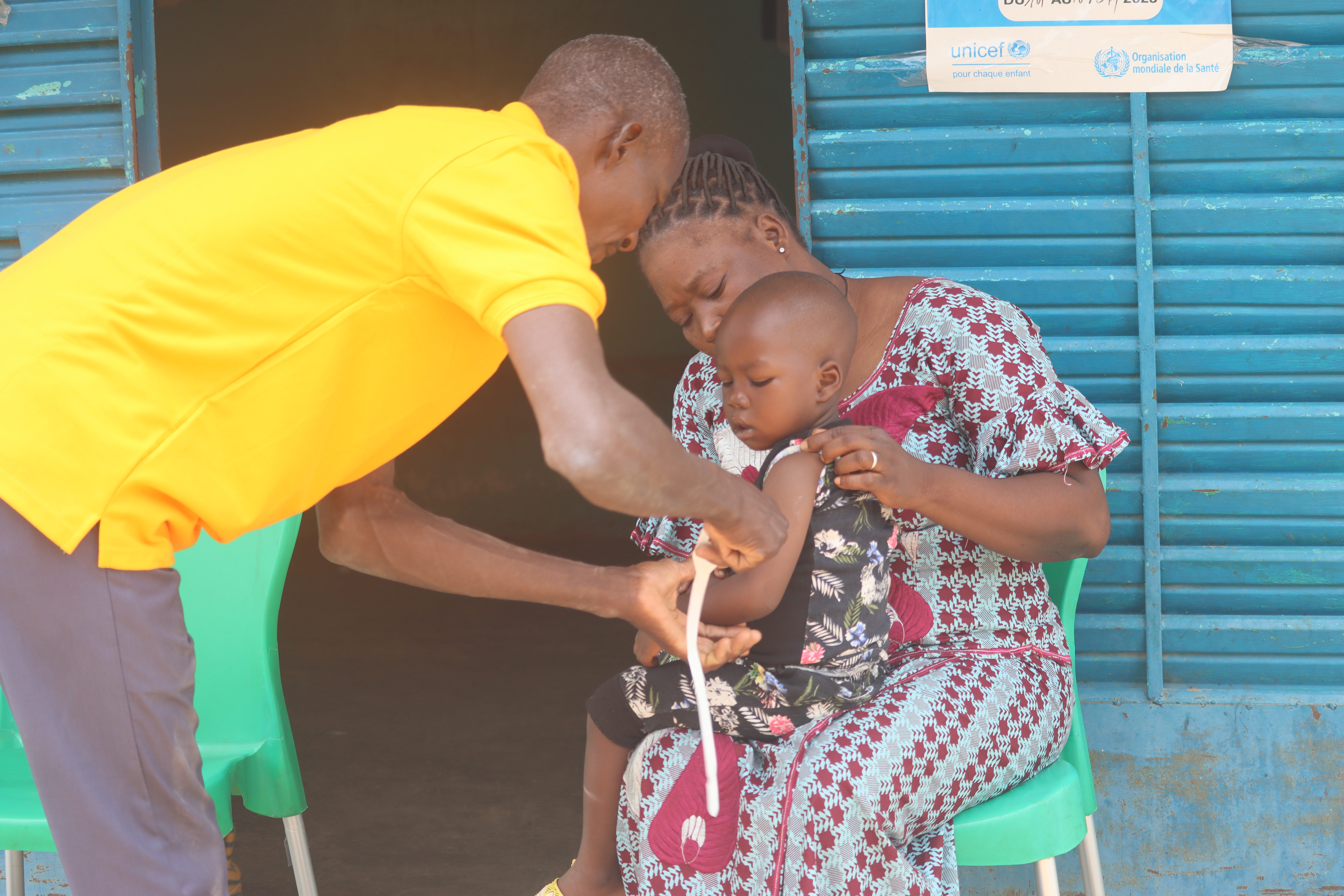Prise du périmètre brachial d'un enfant malade par un ASBC Tibga, le 31 août 2023.JPG